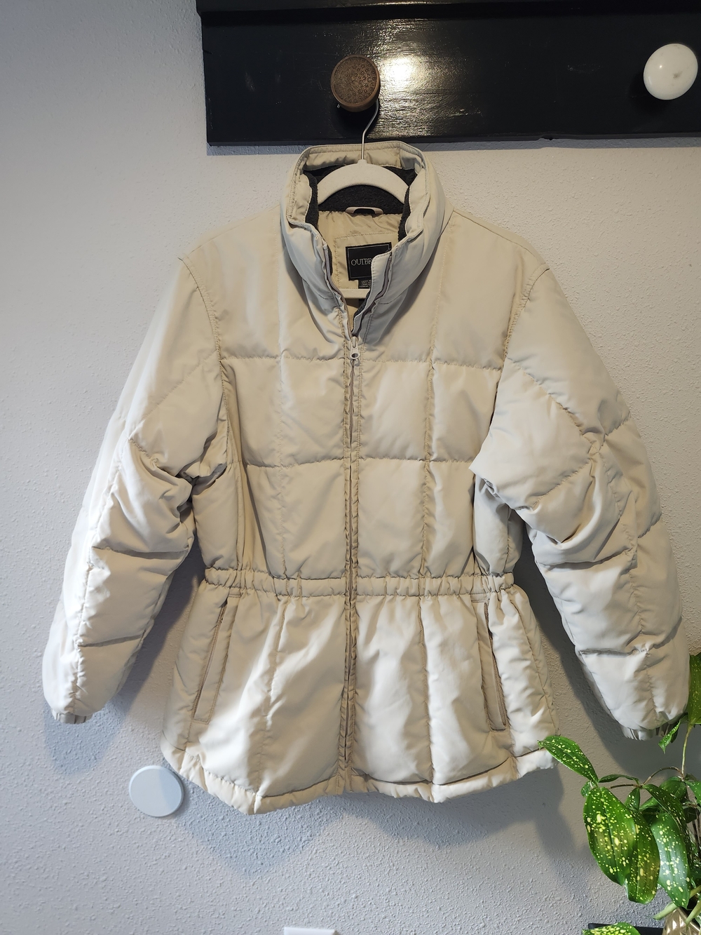 OUTERWEAR Cream Quilted Puffer Jacket with Cinched Waist